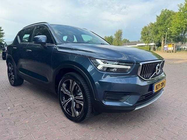 Grijs Gebruikt 2022 Volvo XC40 Inscription SUV | € 25.900 (Goede deal) - Afbeelding 1/4