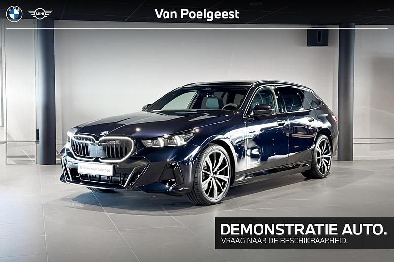 M carbonschwarz metallic (416) (zwart metallic) Nieuw 2026 BMW 530e M Sport Stationwagen | € 86.900 - Afbeelding 1/4