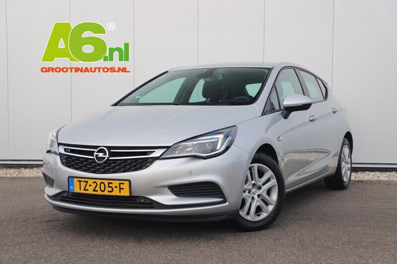 Gan :sovereign silver m2 Gebruikt 2018 Opel Astra Edition Hatchback | € 11.749 (Eerlijke prijs) - Afbeelding 1/4