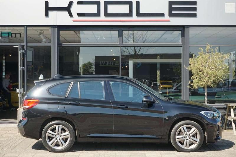 Zwart Gebruikt 2021 BMW X1 Executive SUV | € 27.480 (Eerlijke prijs) - Afbeelding 1/4
