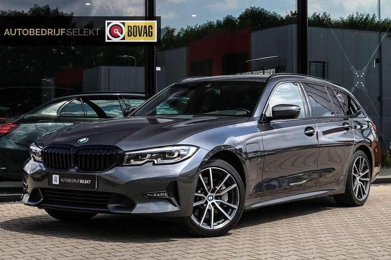 Grijs Gebruikt 2022 BMW 330e Stationwagen | € 29.900 (Eerlijke prijs) - Afbeelding 1/4