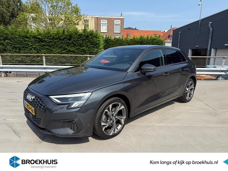 Grijs Gebruikt 2021 Audi A3 Business Hatchback | € 25.995 (Eerlijke prijs) - Afbeelding 1/4