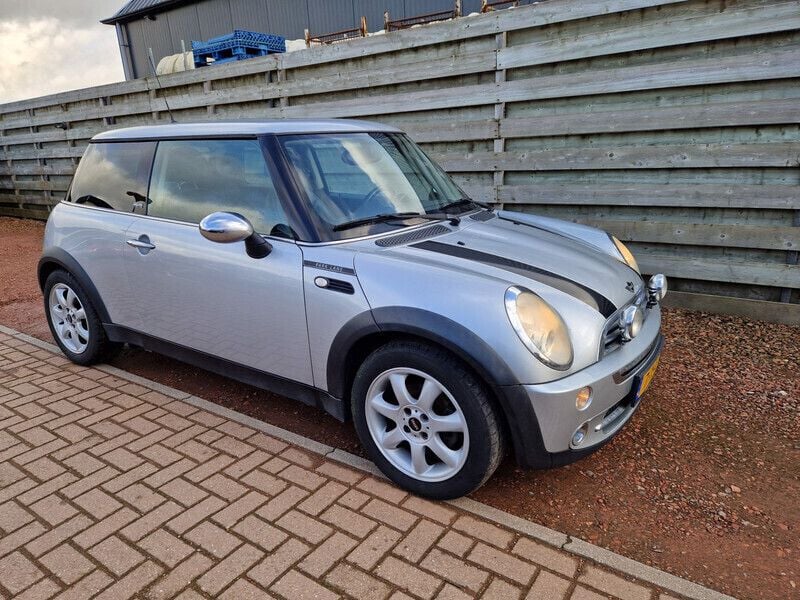 Grijs, metallic lak Gebruikt 2006 Mini ONE Pepper Hatchback | € 2.999 (Eerlijke prijs) - Afbeelding 1/4
