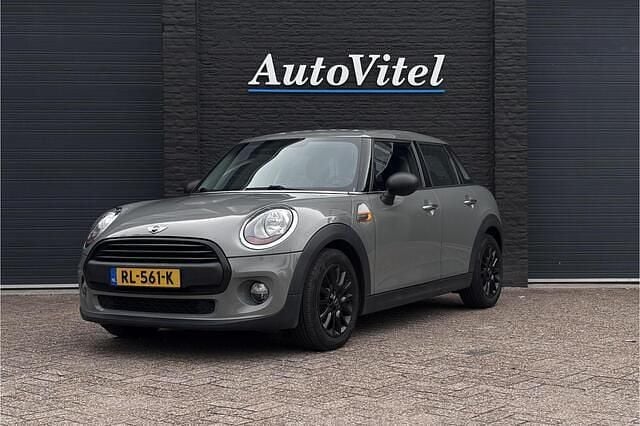 Grijs Gebruikt 2018 Mini ONE Business Hatchback | € 12.945 (Goede deal) - Afbeelding 1/4