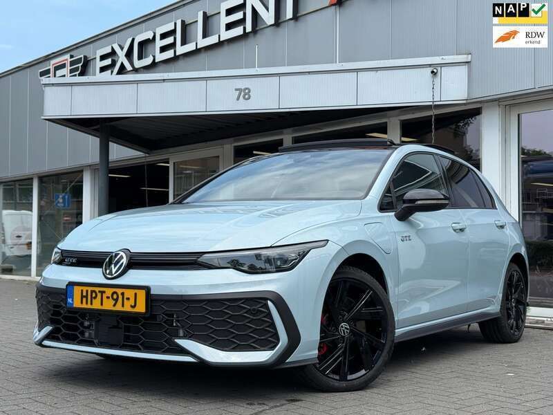 Blauw, metallic lak Gebruikt 2024 VW Golf VIII GTE Hatchback | € 44.950 - Afbeelding 1/4