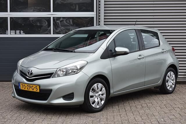 Grijs Gebruikt 2013 Toyota Yaris Hatchback | € 11.940 (Eerlijke prijs) - Afbeelding 1/4