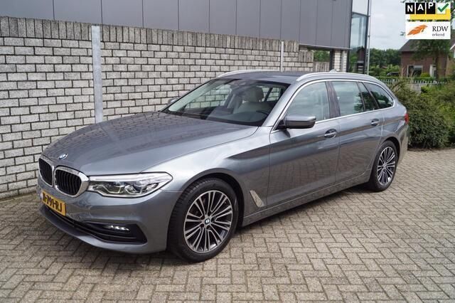 Grijs, metallic lak Gebruikt 2020 BMW 520 Executive Stationwagen | € 33.850 (Goede deal) - Afbeelding 1/4