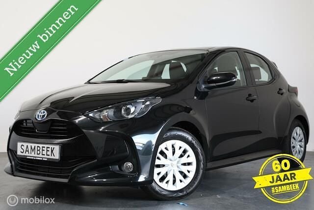 Zwart Gebruikt 2024 Toyota Yaris Business Edition Hatchback | € 22.400 (Goede deal) - Afbeelding 1/4