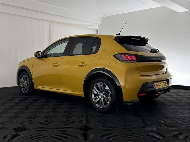 Occasion Peugeot e-208 Allure 11 kW (15 PK) 2021 Geel (metallic) Hatchback