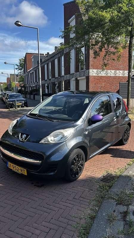 Grijs Gebruikt 2011 Peugeot 107 Sportium Hatchback | € 2.950 (Goede deal) - Afbeelding 1/4