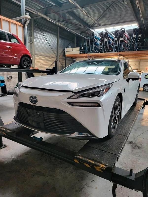 Gebruikt 2012 Toyota Mirai Sedan | € 19.500 - Afbeelding 1/3