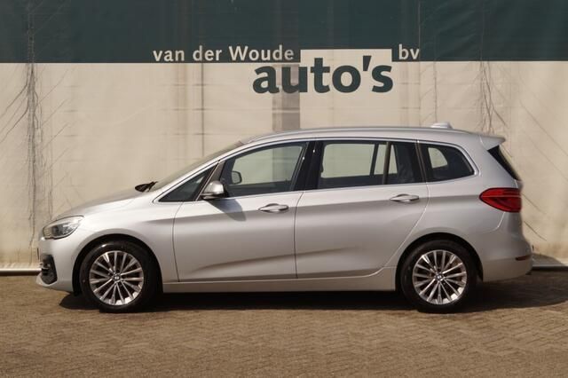 Grijs Gebruikt 2020 BMW 218 Executive Stationwagen | € 16.900 (Eerlijke prijs) - Afbeelding 1/4