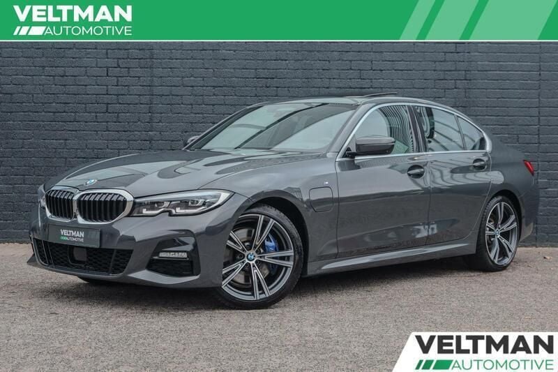 Grijs Gebruikt 2021 BMW 330e Executive Sedan | € 32.495 (Eerlijke prijs) - Afbeelding 1/4