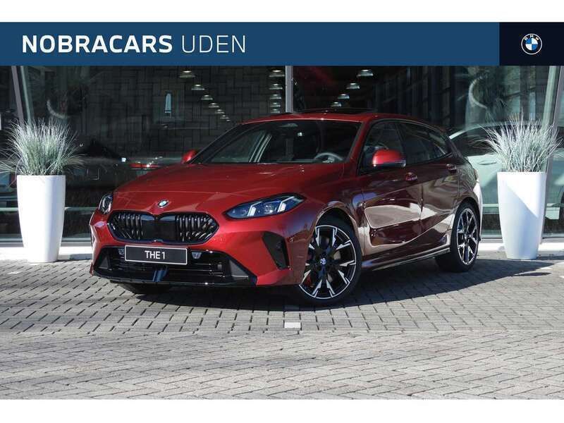 Rood Nieuw 2025 BMW 120 Comfort Edition Hatchback | € 54.023 (Eerlijke prijs) - Afbeelding 1/4