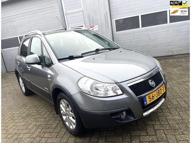 Grijs (metallic) Gebruikt 2009 Fiat Sedici Emotion SUV | € 3.595 (Goede deal) - Afbeelding 1/4