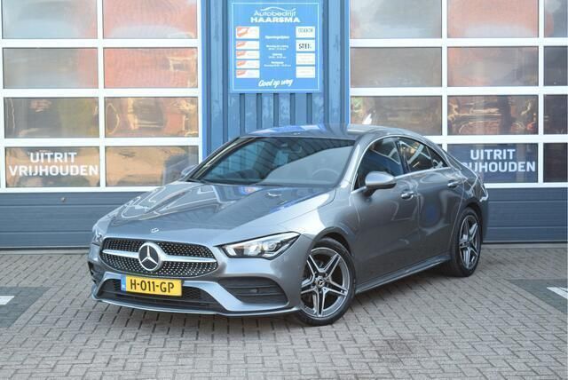 Grijs Gebruikt 2020 Mercedes CLA180 Premium Sedan | € 26.450 (Eerlijke prijs) - Afbeelding 1/4