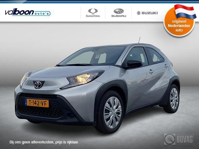 Grijs Gebruikt 2023 Toyota Aygo X Play SUV | € 15.450 - Afbeelding 1/4