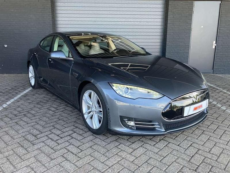 Grijs Gebruikt 2013 Tesla Model S Sedan | € 13.500 (Eerlijke prijs) - Afbeelding 1/4