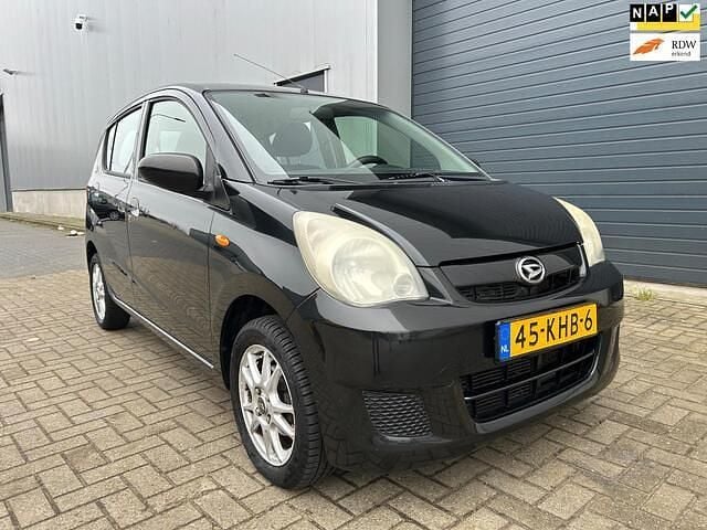 Zwart Occasion 2009 Daihatsu Cuore Hatchback | € 1.599 (Eerlijke prijs) - Afbeelding 1/4