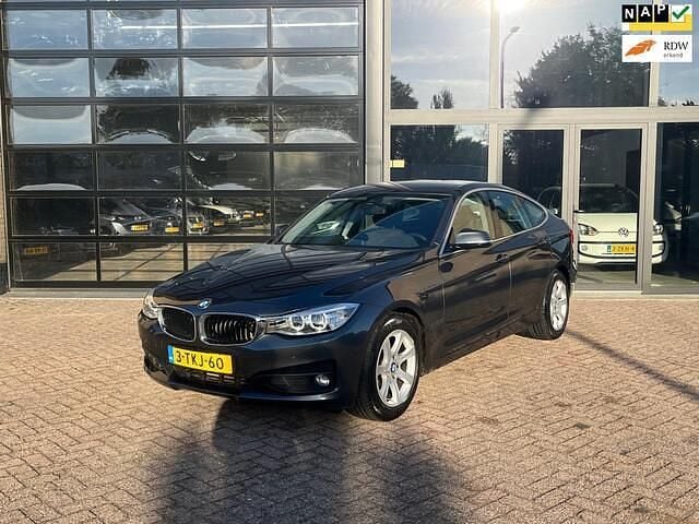 Grijs Gebruikt 2014 BMW 320 Executive Hatchback | € 16.950 (Eerlijke prijs) - Afbeelding 1/4