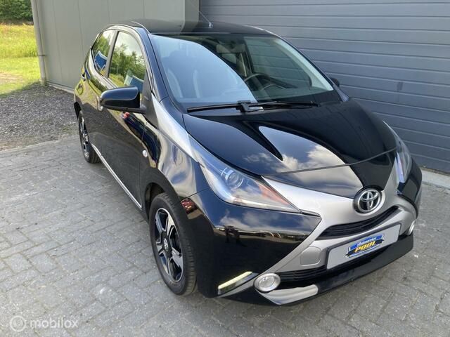 Zwart, metallic lak Gebruikt 2014 Toyota Aygo X-clusiv Hatchback | € 7.450 (Eerlijke prijs) - Afbeelding 1/4