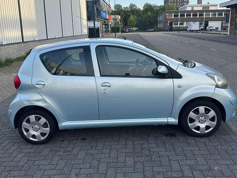 Blauw Gebruikt 2005 Toyota Aygo Hatchback | € 2.800 (Iets duurder) - Afbeelding 1/4