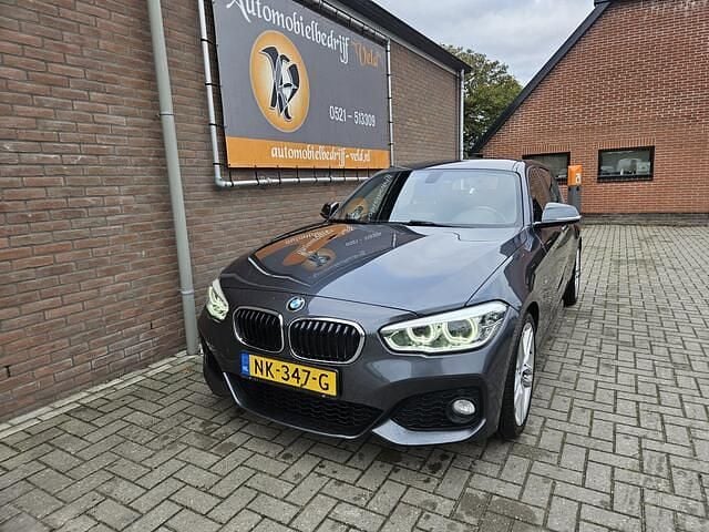 Grijs Gebruikt 2016 BMW 118 Executive Hatchback | € 14.450 (Eerlijke prijs) - Afbeelding 1/4