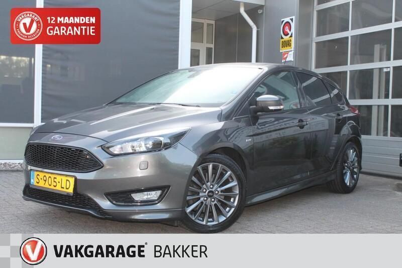 Grijs Gebruikt 2017 Ford Focus ST-Line Hatchback | € 15.950 (Eerlijke prijs) - Afbeelding 1/4