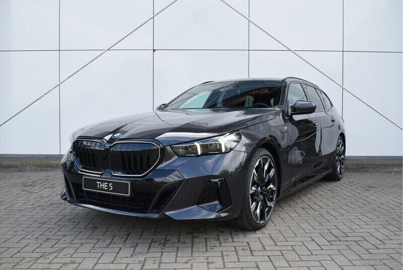 Grijs Nieuw 2025 BMW 530e M Sport Stationwagen | € 89.574 (Eerlijke prijs) - Afbeelding 1/4