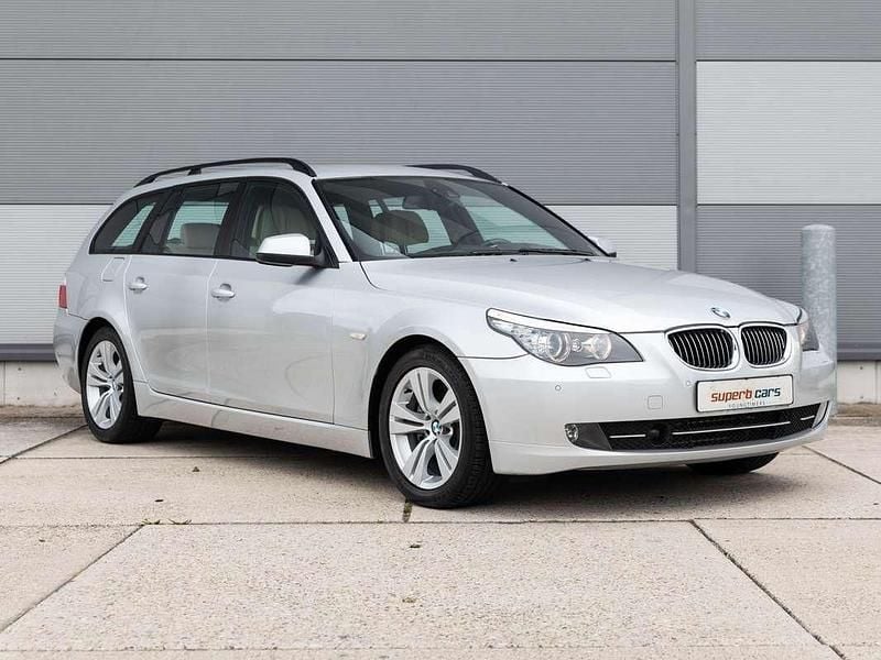 Grijs Occasion 2010 BMW 530 Comfort Edition Stationwagen | € 14.995 (Eerlijke prijs) - Afbeelding 1/4