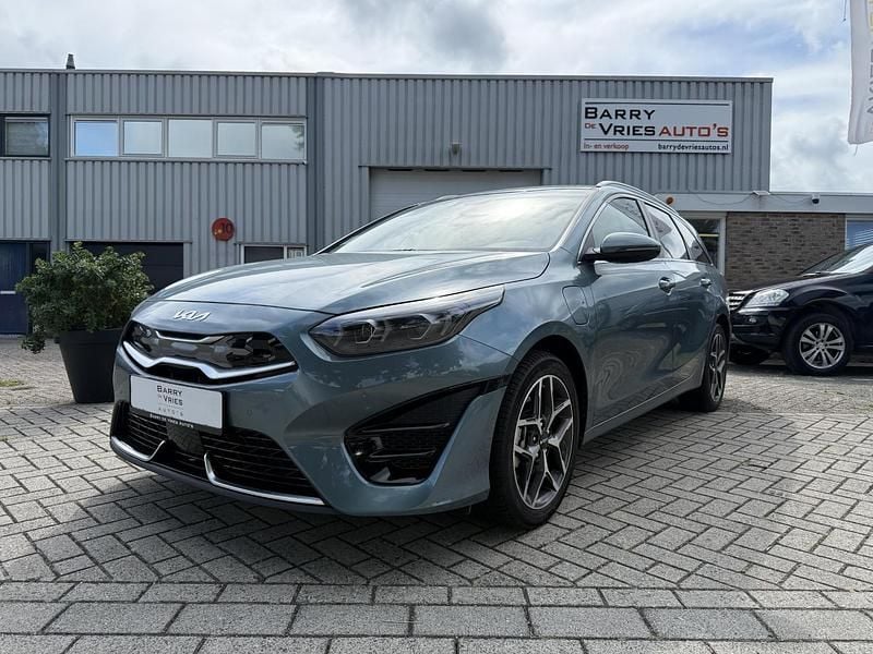 Grijs Gebruikt 2024 Kia Ceed Hatchback | € 26.999 (Eerlijke prijs) - Afbeelding 1/4