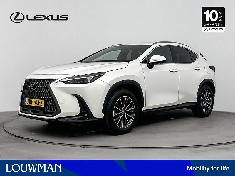 Wit Occasion 2022 Lexus NX350h Launch Edition SUV | € 49.950 - Afbeelding 1/4