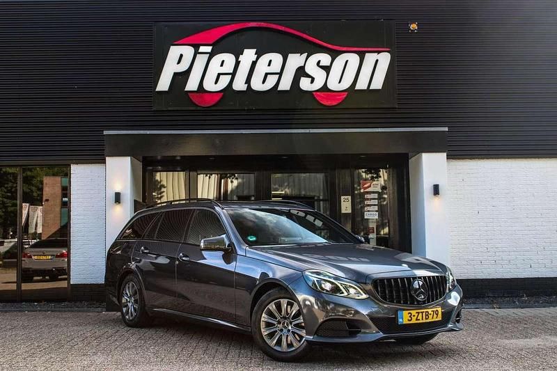 Grijs, metallic lak Gebruikt 2015 Mercedes E300 AMG Stationwagen | € 14.950 (Super prijs) - Afbeelding 1/4