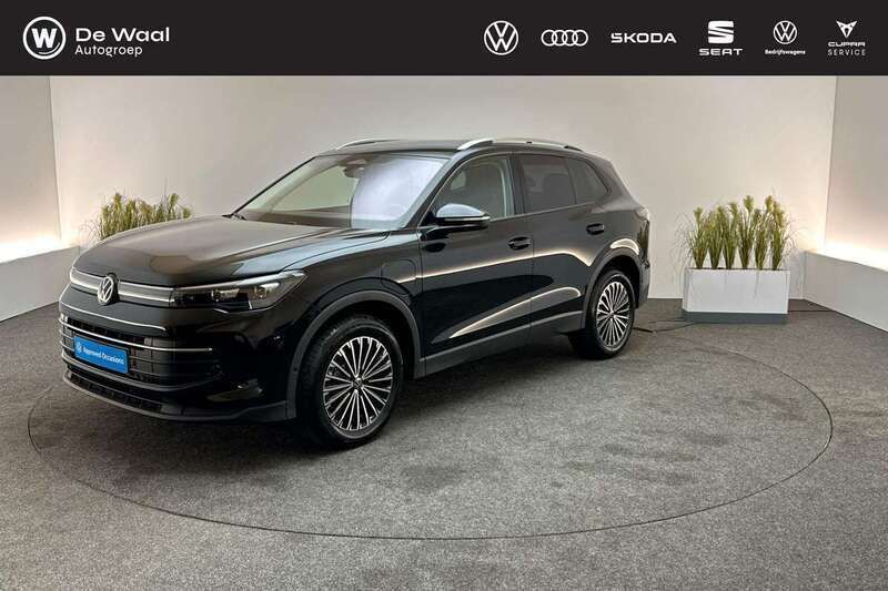 Zwart Nieuw 2025 VW Tiguan Edition SUV | € 48.695 (Super prijs) - Afbeelding 1/3