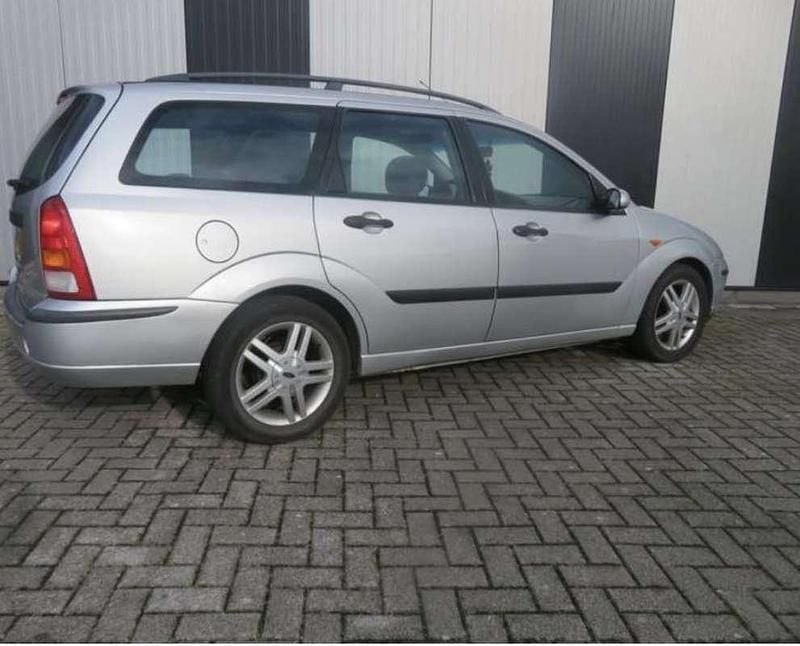 Grijs Occasion 2004 Ford Focus Stationwagen | € 750 (Goede deal) - Afbeelding 1/4