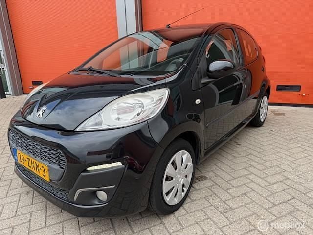 Zwart Gebruikt 2013 Peugeot 107 Active Hatchback | € 3.950 (Eerlijke prijs) - Afbeelding 1/4