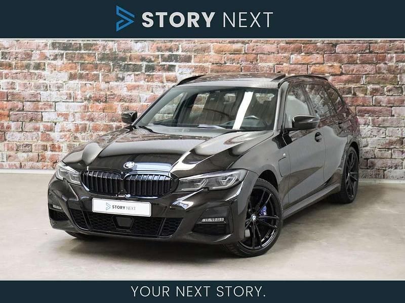 Zwart Gebruikt 2021 BMW 330e Executive Stationwagen | € 31.950 (Eerlijke prijs) - Afbeelding 1/4