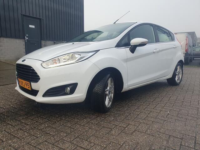 Wit Gebruikt 2014 Ford Fiesta Titanium Hatchback | € 5.749 (Eerlijke prijs) - Afbeelding 1/4
