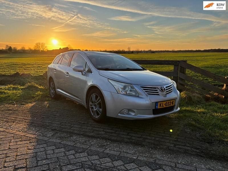 Grijs Occasion 2009 Toyota Avensis Comfort Stationwagen | € 5.995 (Eerlijke prijs) - Afbeelding 1/4