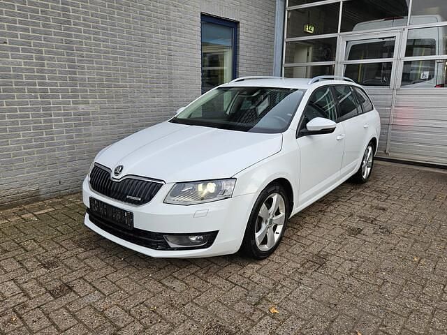 Wit Occasion 2014 Skoda Octavia GreenLine Stationwagen | € 4.450 - Afbeelding 1/4