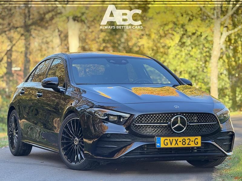 Zwart Gebruikt 2023 Mercedes A200 AMG line Sedan | € 35.900 (Duur) - Afbeelding 1/4