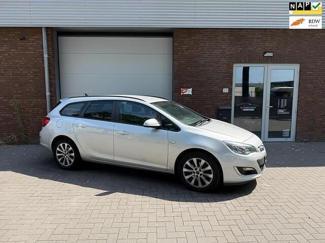 Grijs Gebruikt 2013 Opel Astra Cosmo Stationwagen | € 2.499 (Goede deal) - Afbeelding 1/4