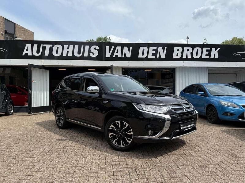 Zwart Gebruikt 2016 Mitsubishi Outlander P-HEV Instyle SUV | € 18.945 (Eerlijke prijs) - Afbeelding 1/4