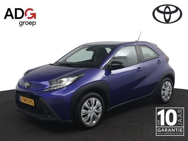 Blauw Gebruikt 2023 Toyota Aygo Play Hatchback | € 16.950 (Eerlijke prijs) - Afbeelding 1/4