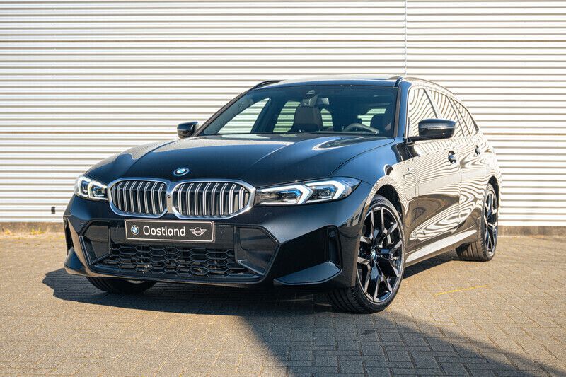 Zwart Nieuw 2025 BMW 330e Comfort Edition Stationwagen | € 75.322 (Iets duurder) - Afbeelding 1/4