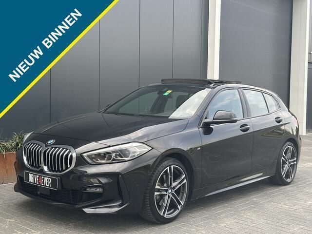 Zwart Gebruikt 2022 BMW 118 M Sport Hatchback | € 31.995 (Duur) - Afbeelding 1/4