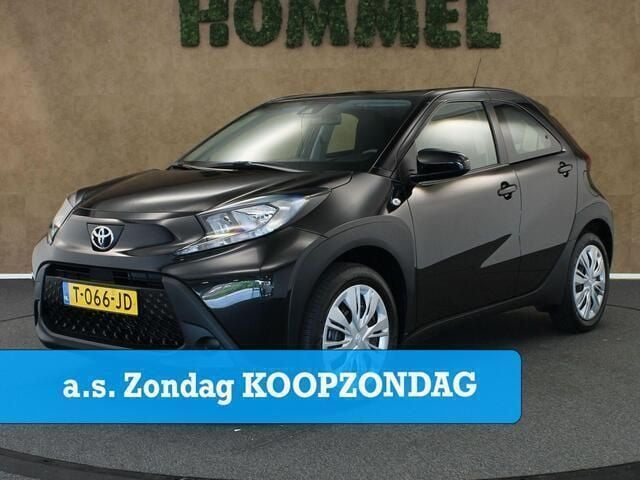 Zwart Gebruikt 2023 Toyota Aygo Play Hatchback | € 18.950 (Goede deal) - Afbeelding 1/4