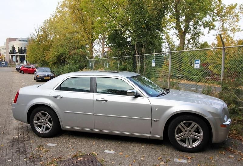 Grijs (metallic) Gebruikt 2006 Chrysler 300C Sedan | € 14.950 - Afbeelding 1/4