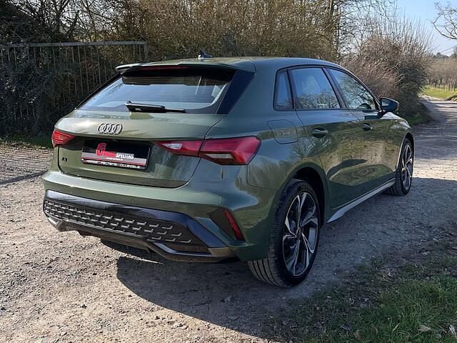 Nieuw Audi A3 S-Line 2025 Groen Sedan