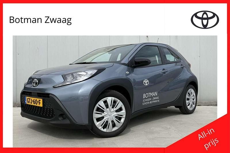 Grijs Gebruikt 2024 Toyota Aygo Play Hatchback | € 21.999 (Eerlijke prijs) - Afbeelding 1/4